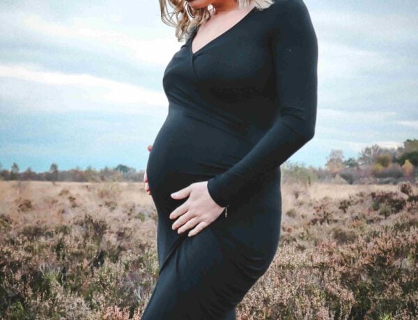 femme enceinte en promenade dans un champ