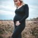 femme enceinte en promenade dans un champ