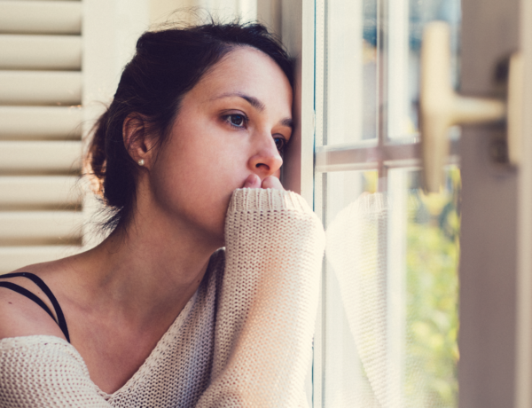 jeune femme songeuse regardant à l'extérieur