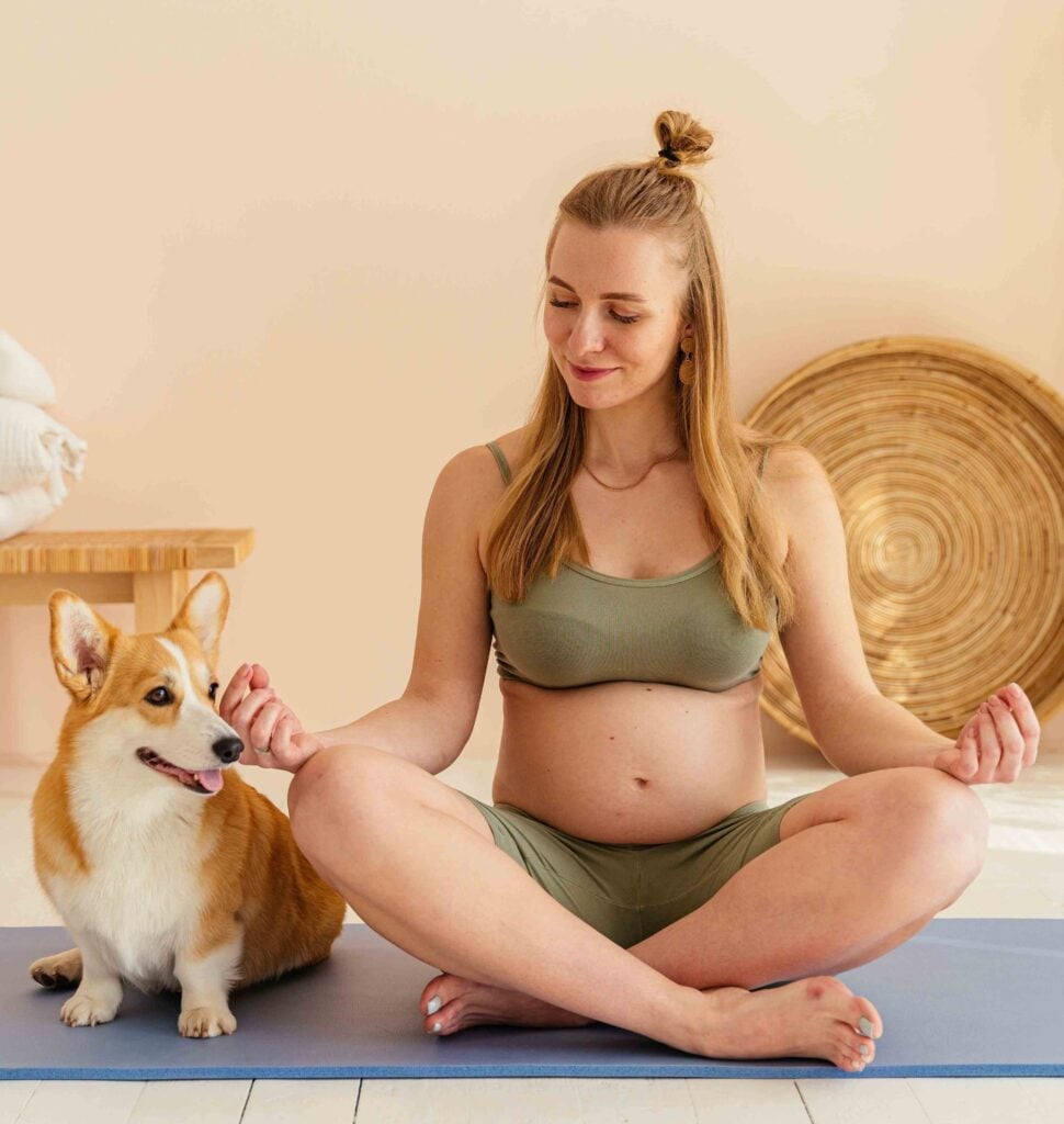 jeune femme enceinte en position méditative