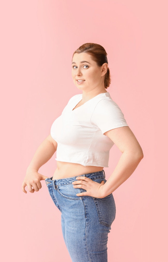 femme fière d'avoir perdu des kilos