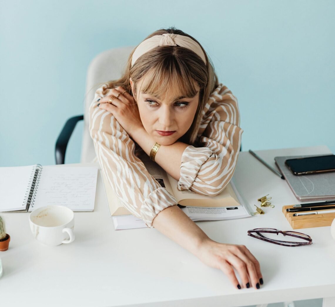 femme fatiguée sur son bureau au travail