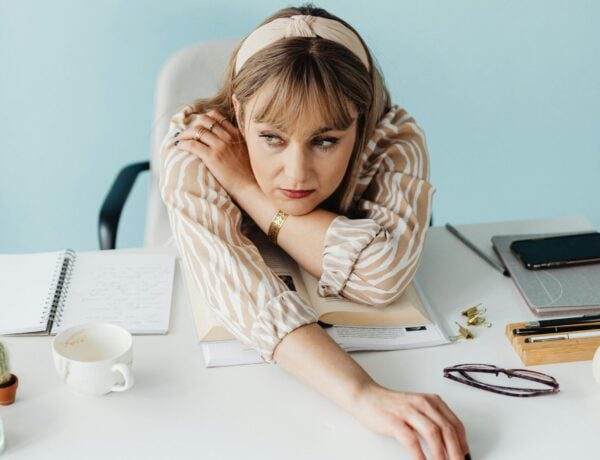 femme fatiguée sur son bureau au travail