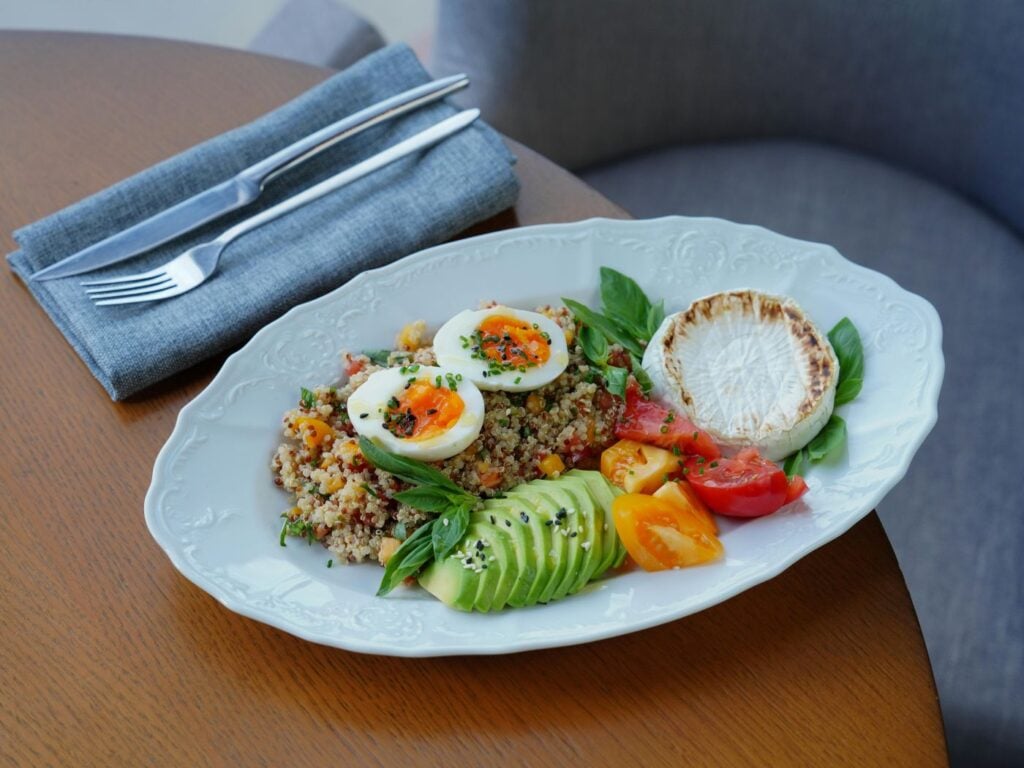 assiette variée et équilibrée oeufs fromage concombre tomates quinoa