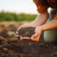 terre dans les mains d'une cultivatrice