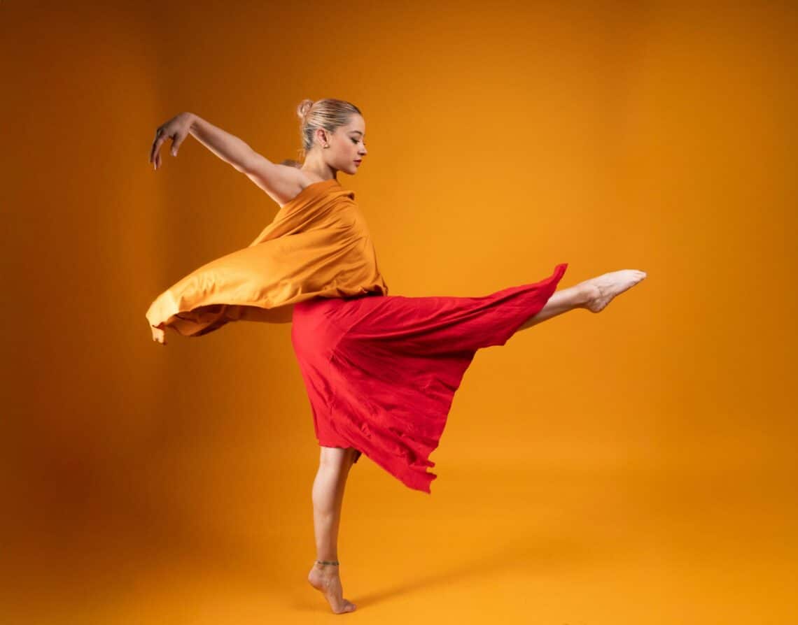 jeune femme entrain de danser en solo