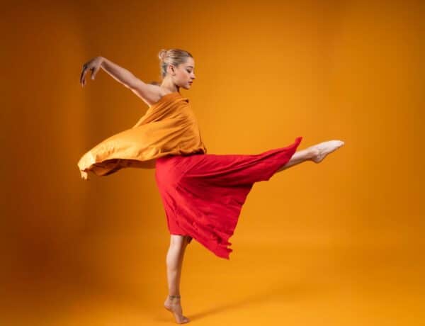 jeune femme entrain de danser en solo