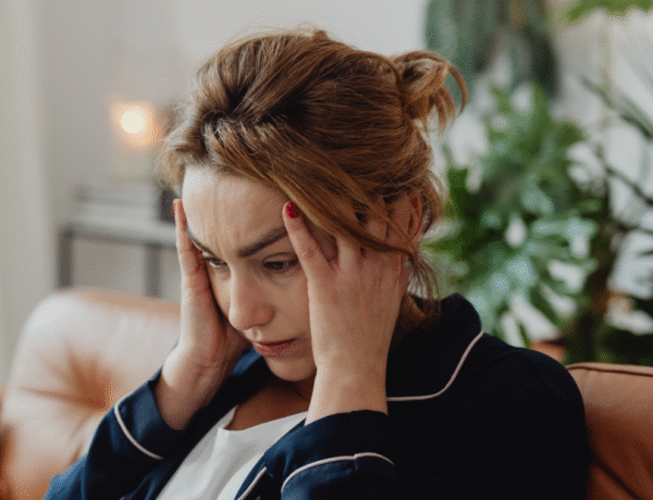 femme fatiguée se tenant la tête