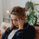 femme fatiguée se tenant la tête