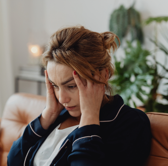 femme fatiguée se tenant la tête