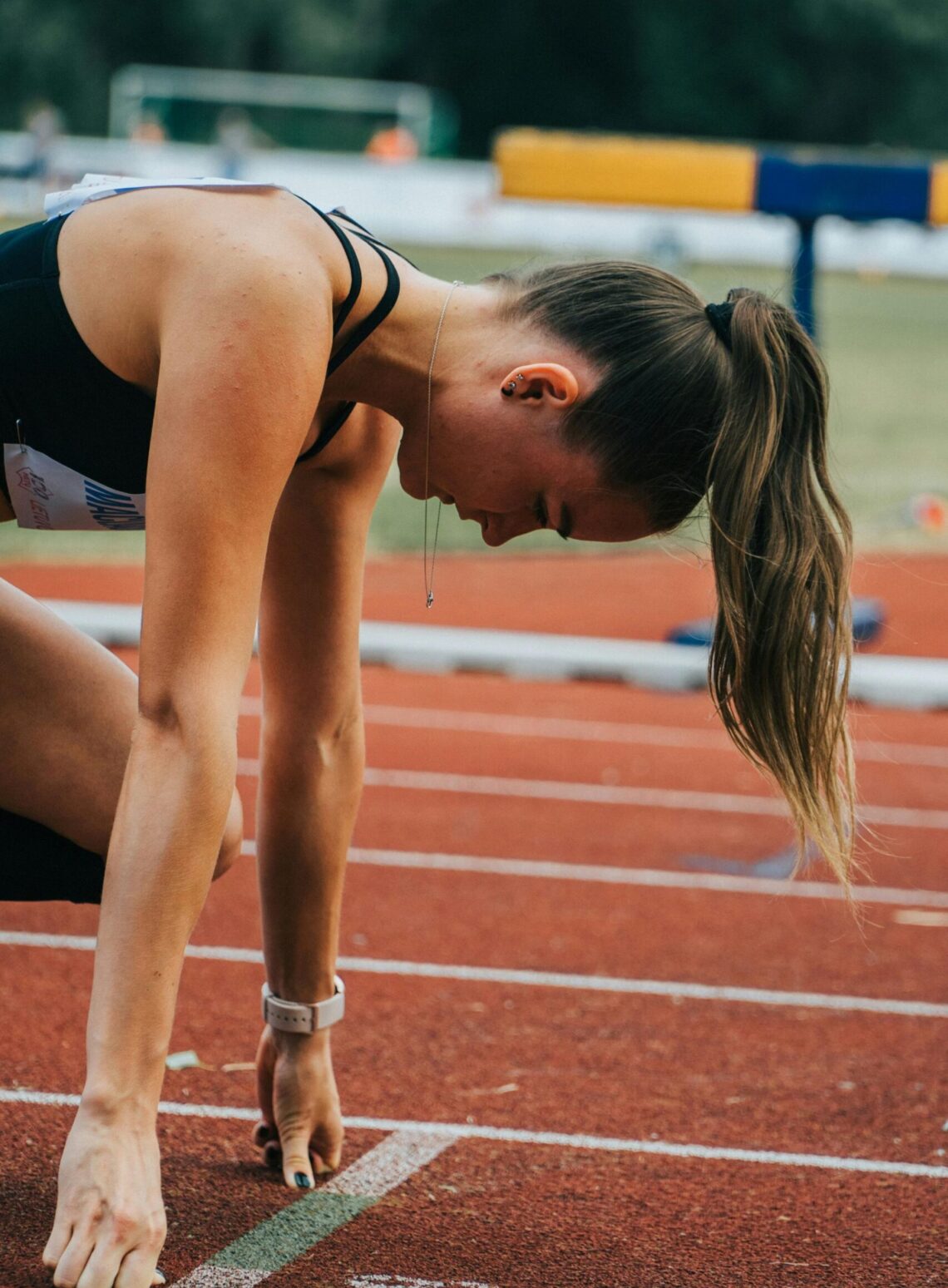 femme athlète à l'entrainement sur les starting block
