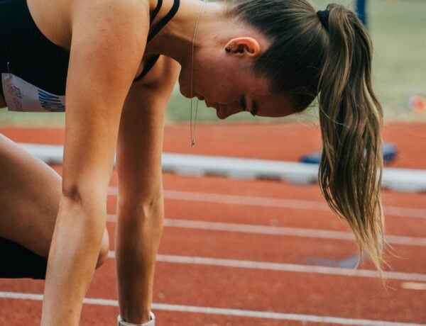 femme athlète à l'entrainement sur les starting block