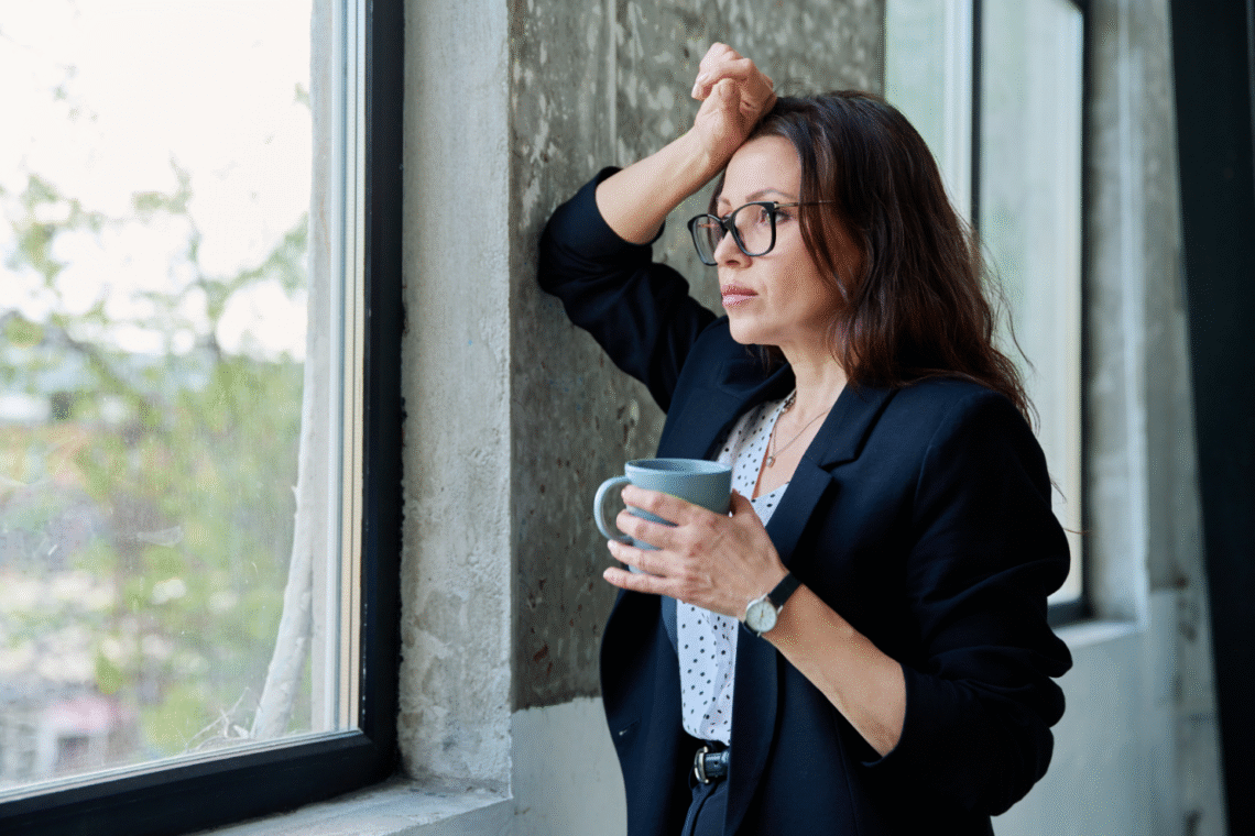 femme pensive ménopause