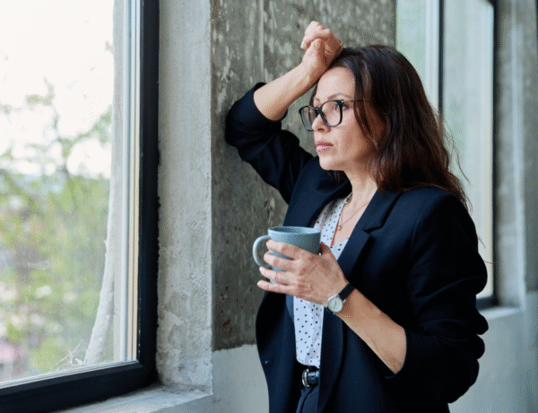 femme pensive ménopause