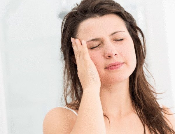 femme souffrant de migraine appuyant sur sa tempe