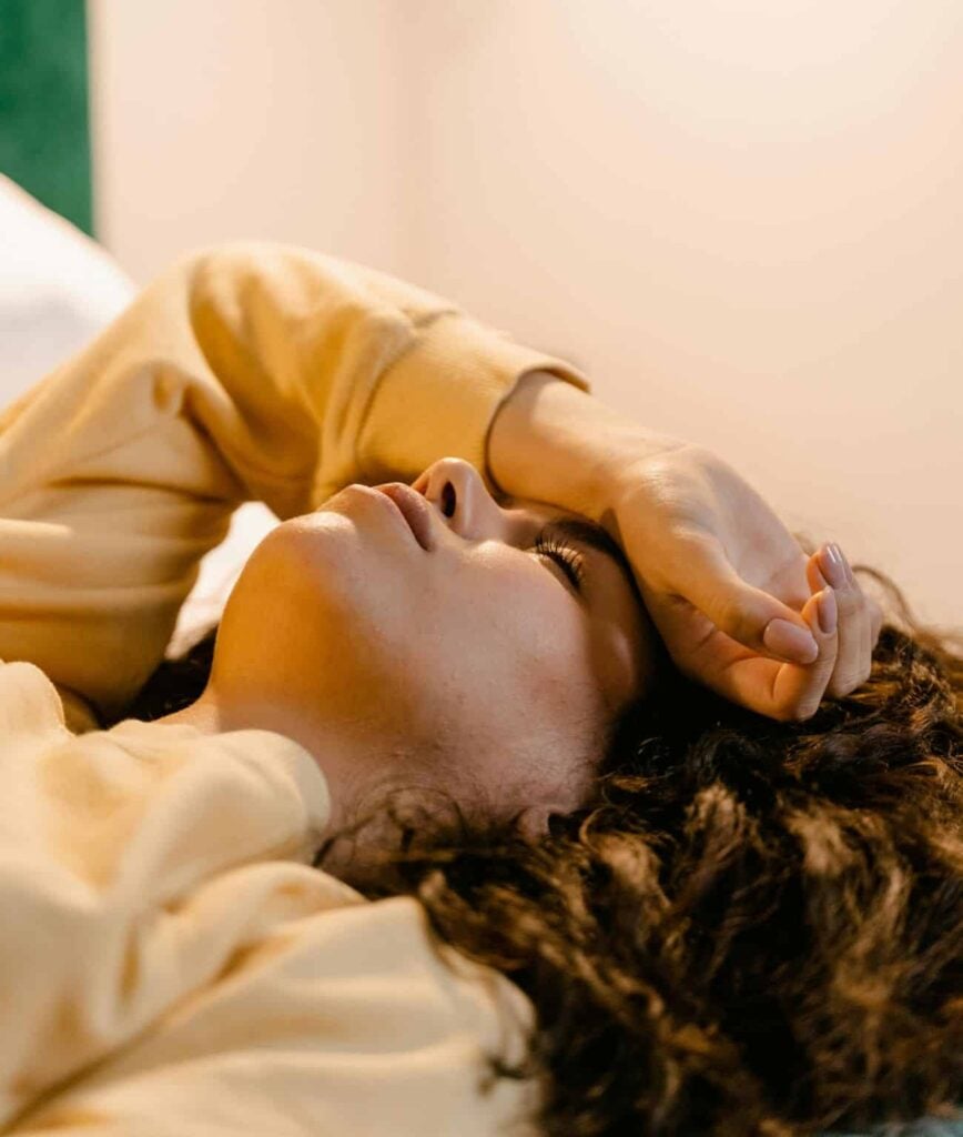 femme migraineuse couchée