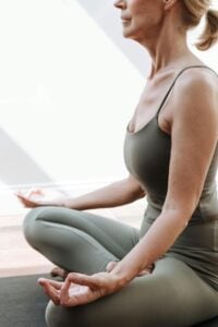 femme à la ménopause posture de yoga