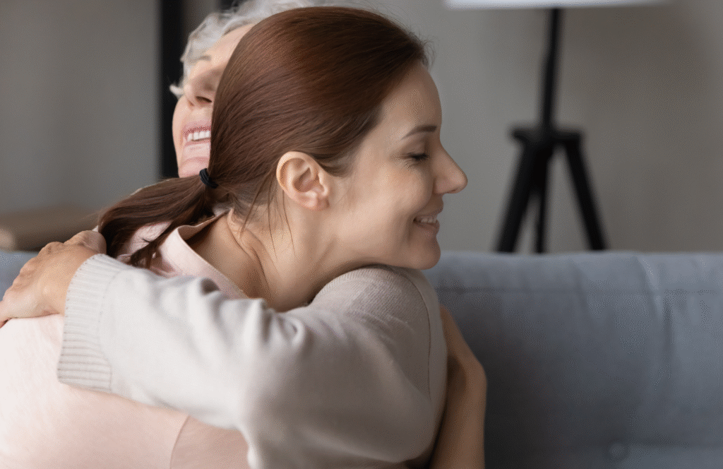 se prendre dans les bras gratitude entre une mère et sa fille