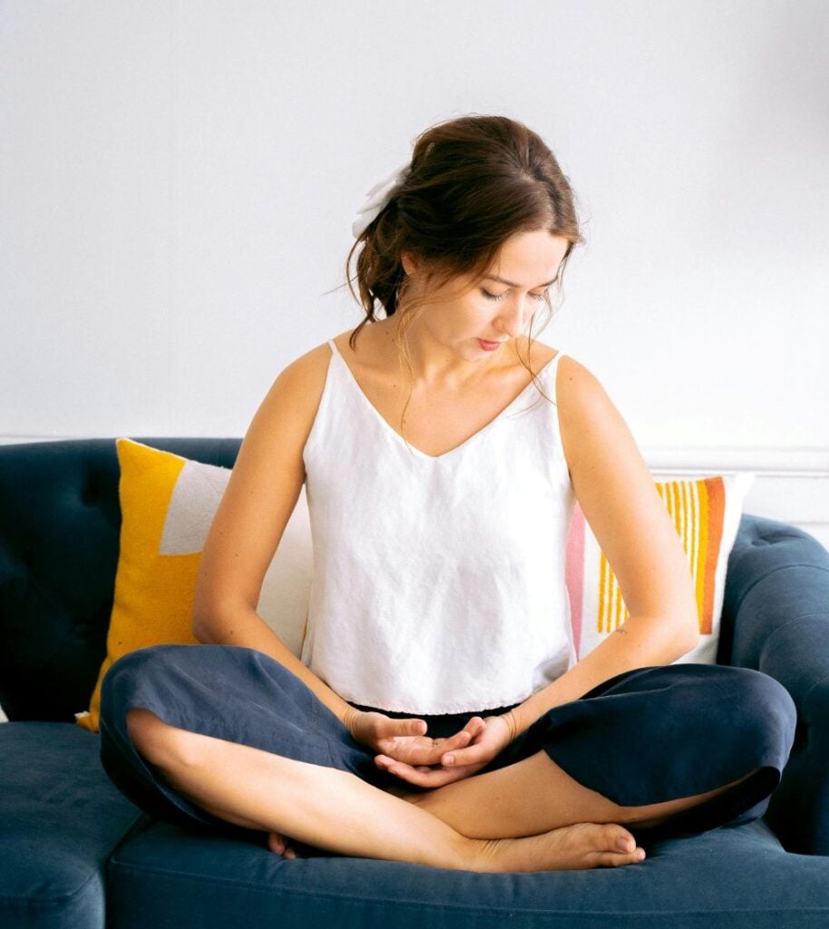 femme assise en position de méditation