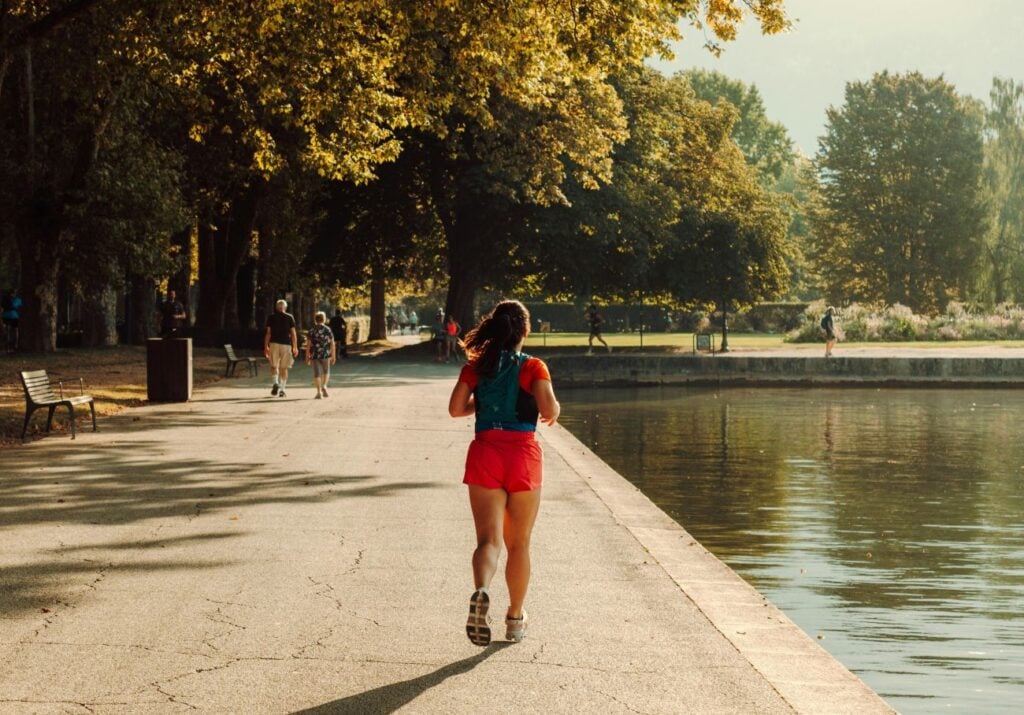 joggeuse dans un parc