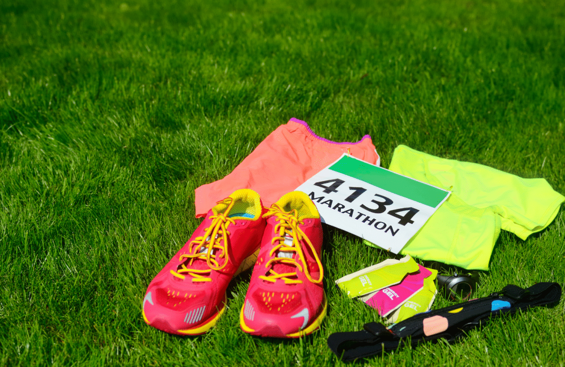 préparation marathon chaussures dossard tee shirt short gel