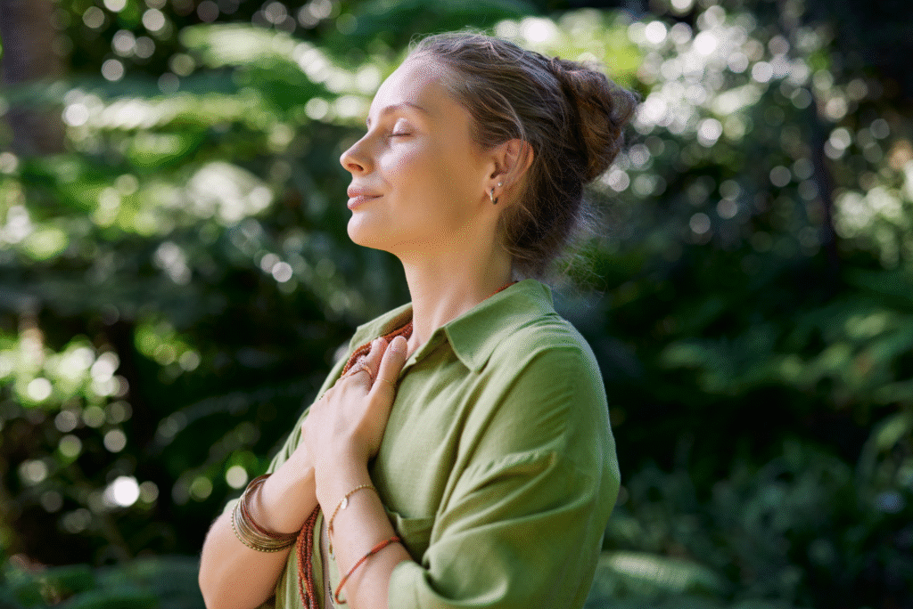 une femme reconnaissante les yeux fermés et les mains sur le thorax