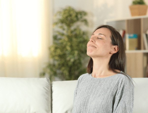 femme réalisant un exercice de respiration de sophrologie