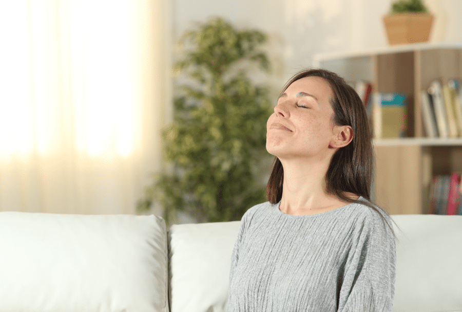 femme réalisant un exercice de respiration de sophrologie