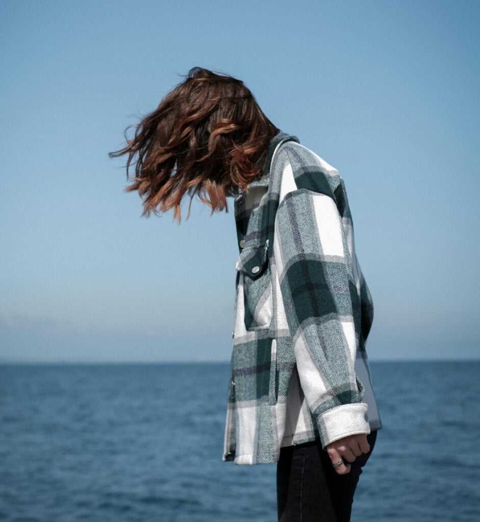 femme à l'air libre en bord de mer