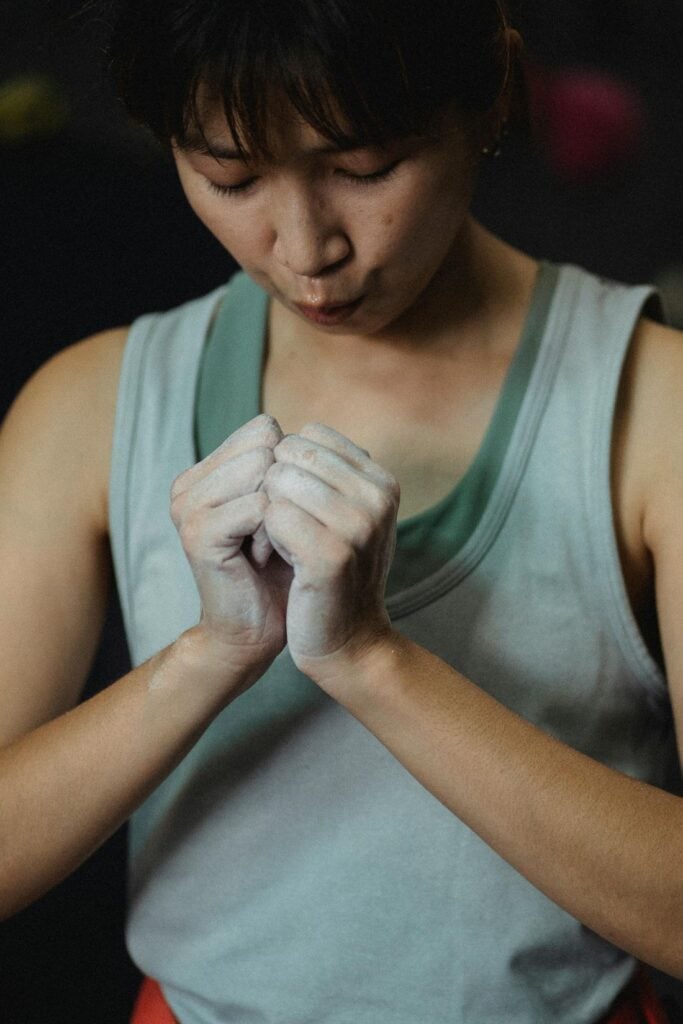 jeune sportive concentrée à l'entraînement