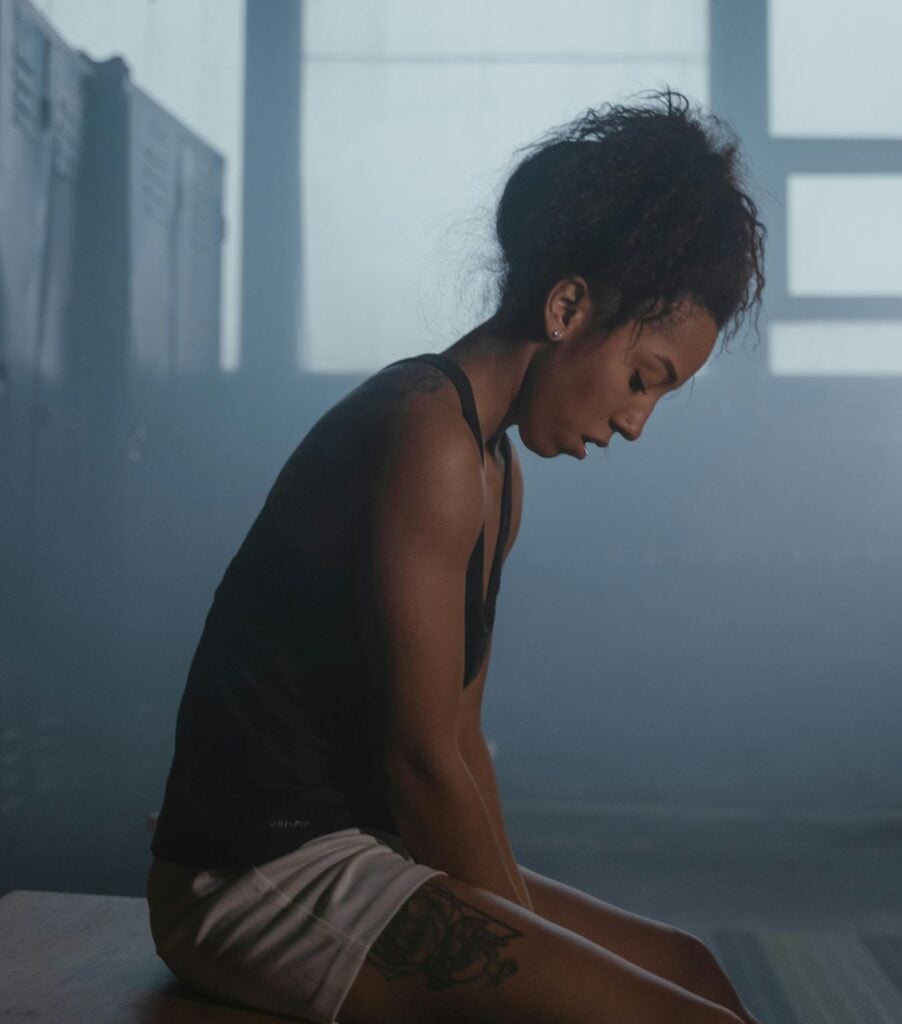 sportive concentrée en préparation