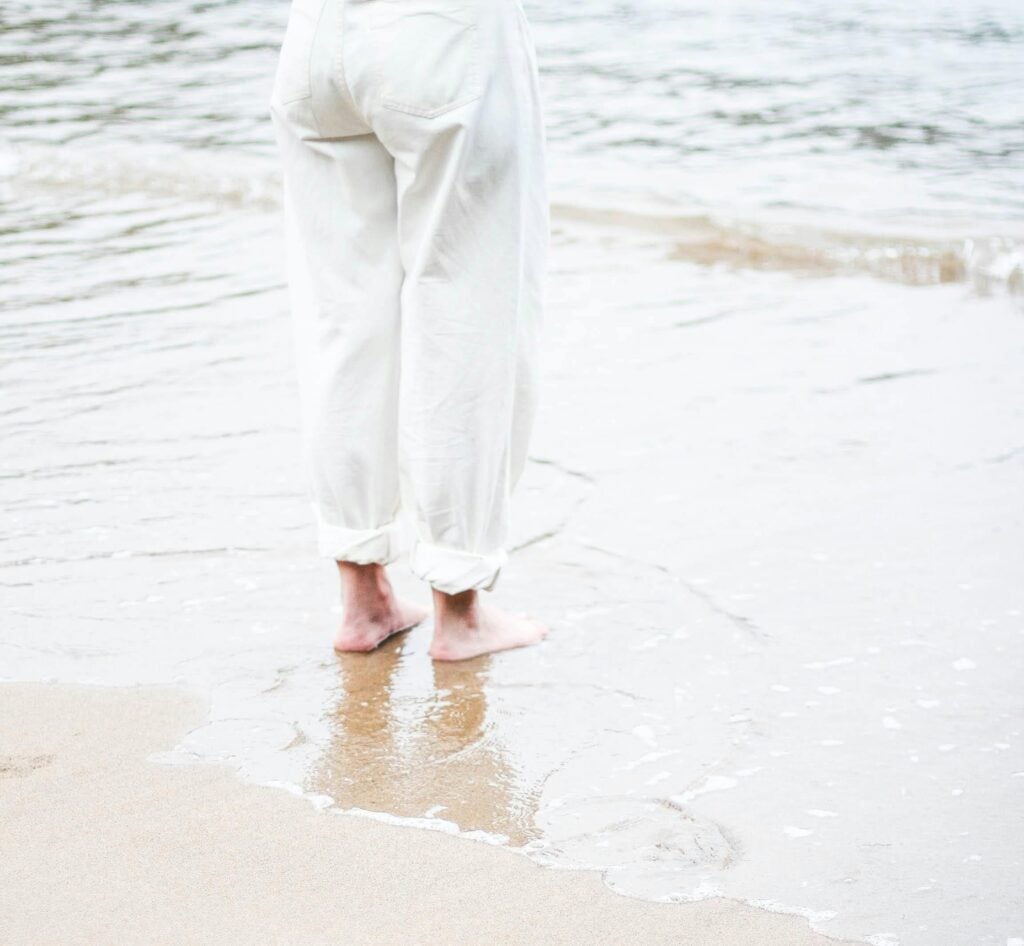 pieds dans l'eau en bord de mer