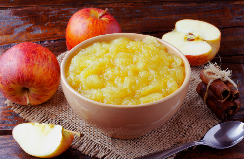 bol de compote de pommes