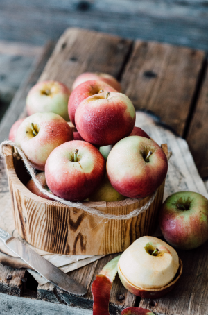 corbeille en bois de pommes