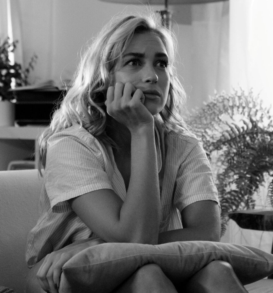femme seule chez elle pensive