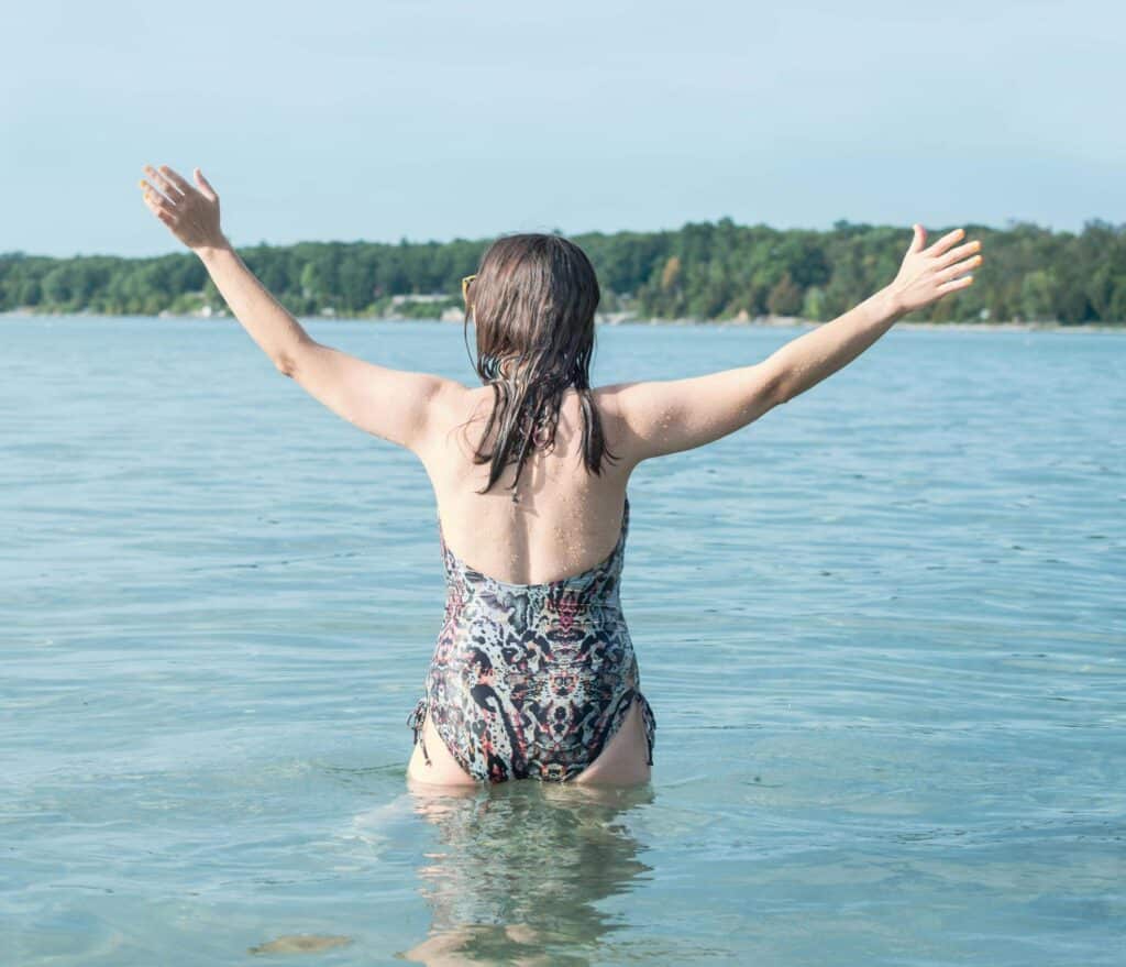 femme immergée dans l'eau heureuse