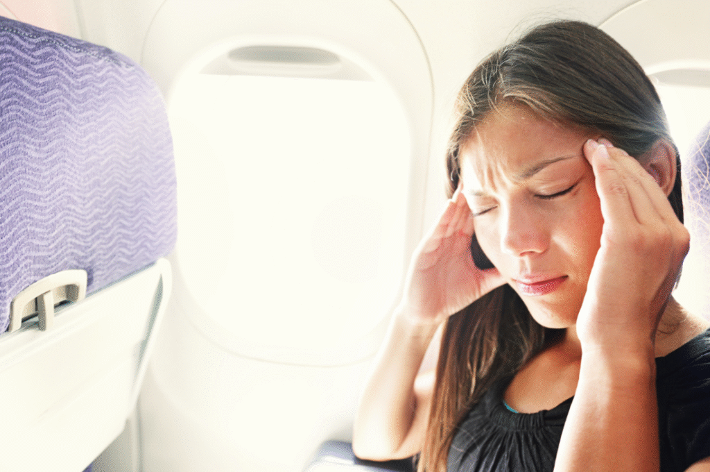 peur d'une jeune femme dans un avion