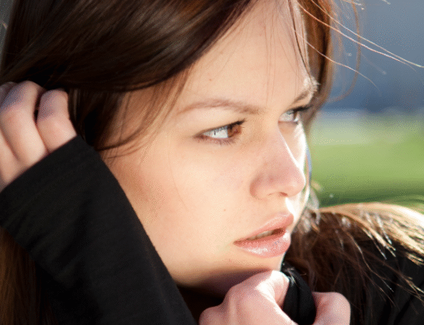 jeune femme au regard apeuré