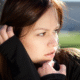 jeune femme au regard apeuré