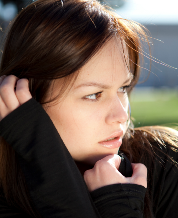 jeune femme au regard apeuré