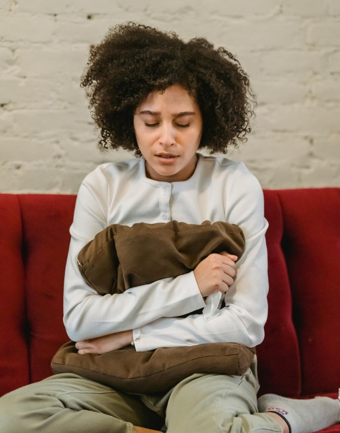 jeune femme angoissée mal au ventre