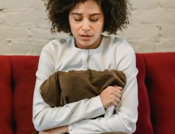 jeune femme angoissée mal au ventre