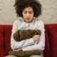 jeune femme angoissée mal au ventre
