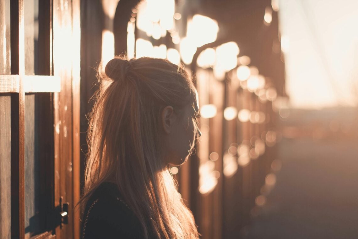femme seule dans la lumière regardant au loin
