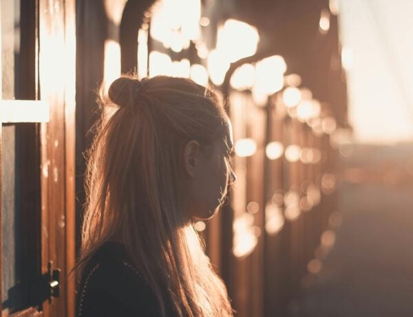 femme seule dans la lumière regardant au loin