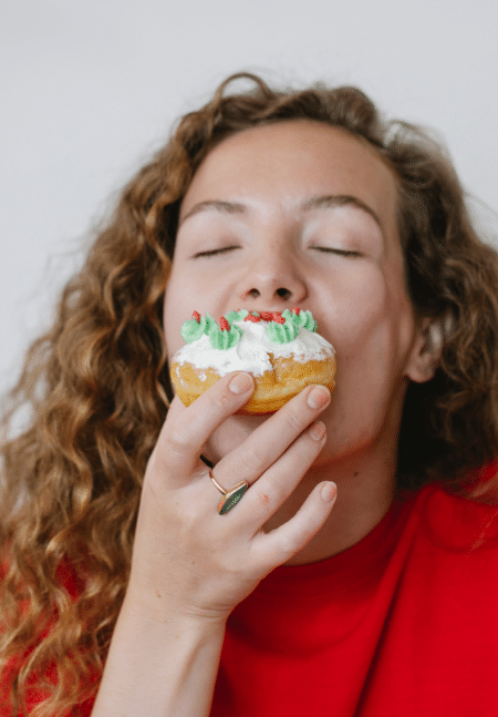 plaisir de manger un gâteau