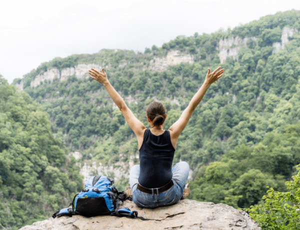 jeune femme à la montagne air libre et sain