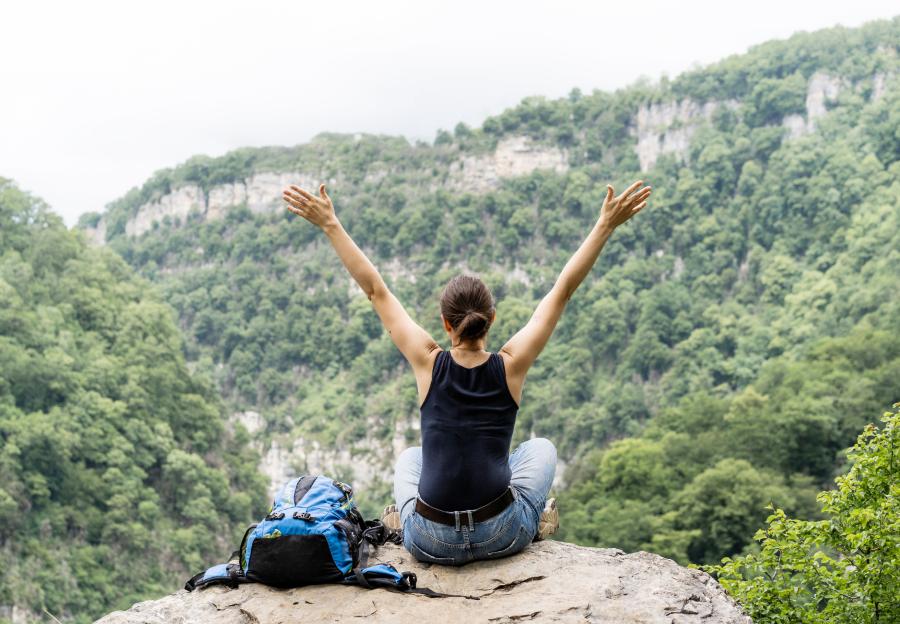 jeune femme à la montagne air libre et sain
