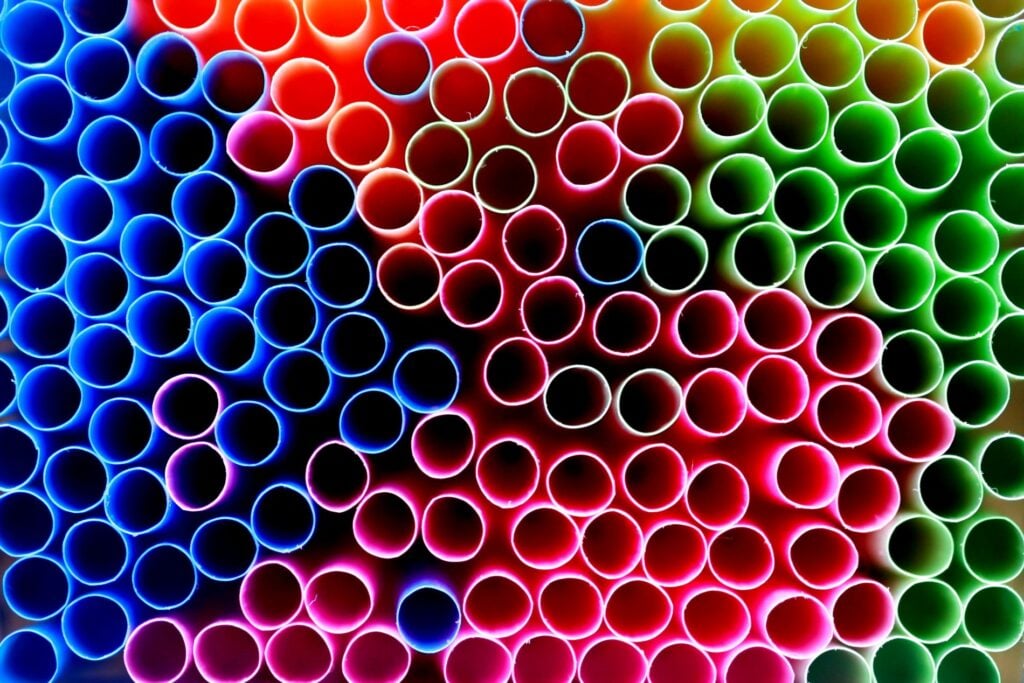 empilement de tubes de pastique de toutes les couleurs