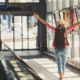 voyageuse heureuse dans aéroport